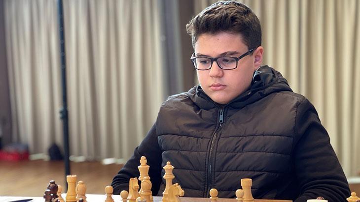 这位12岁的土耳其运动员创造了国际象棋历史！