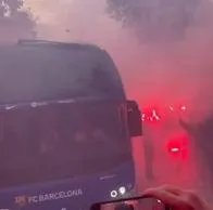 巴塞罗那球迷在对阵巴黎圣日耳曼的比赛前袭击了他们的球队巴士：视频和发生的事情