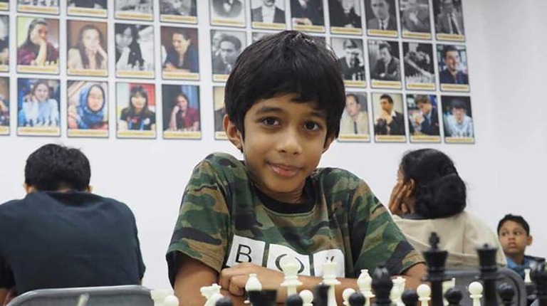 8岁神童在国际象棋锦标赛中击败特级大师，打破历史上最年轻棋手纪录 - CNN.co.jp
